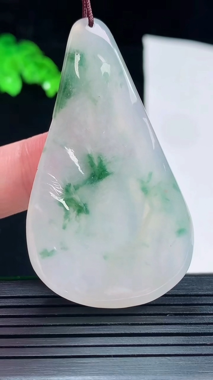 天然A货翡翠飘花观音菩萨吊坠，尺寸57.5-33-7重量:25.71g
5月25日