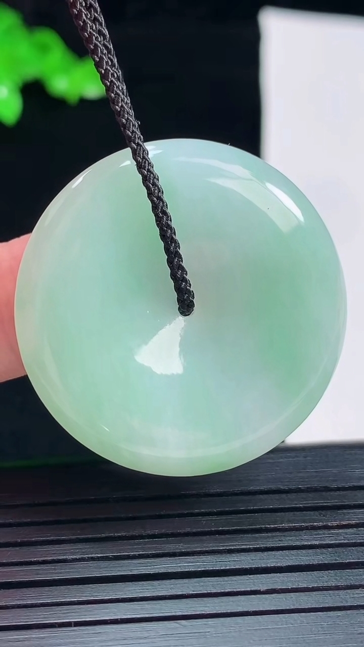 天然A货翡翠平安扣吊坠，尺寸34-5.8重量:14.26g
5月25日
