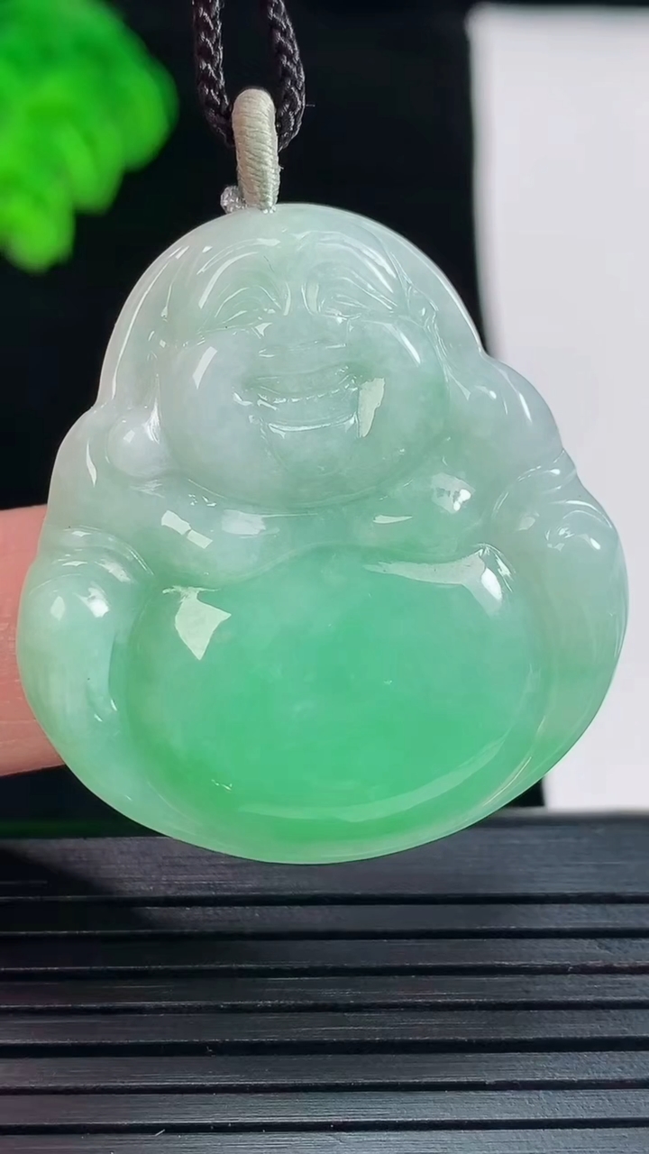 天然A货翡翠佛公吊坠，尺寸35.5-33.6-4.2重量:9.32g
5月26日