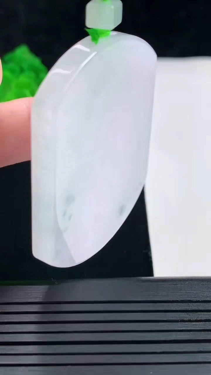 天然A货翡翠紫罗兰 飘花无事牌吊坠，尺寸54-42.5-5.2重量:37.38g
5月26日