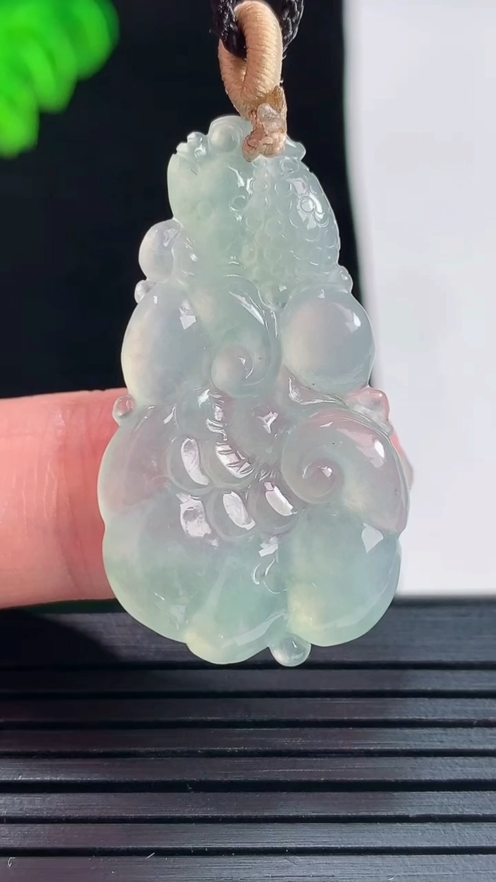 天然A货翡翠如意吊坠，尺寸36-20.6-4重量:5.39g
5月26日