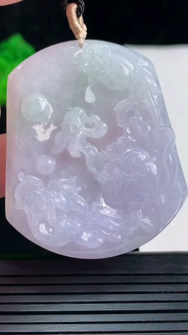 天然A货翡翠春带彩 紫罗兰 和和美美 荷花吊坠，尺寸52-44-5.8重量:26.10g
5月26日