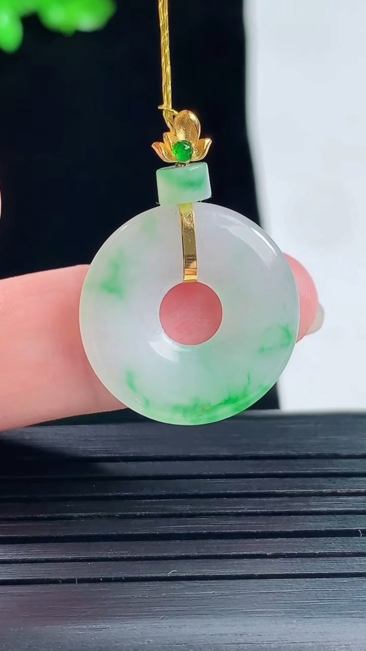 天然A货翡翠平安环吊坠，尺寸29.2-21-2.8重量:2.74g
5月26日