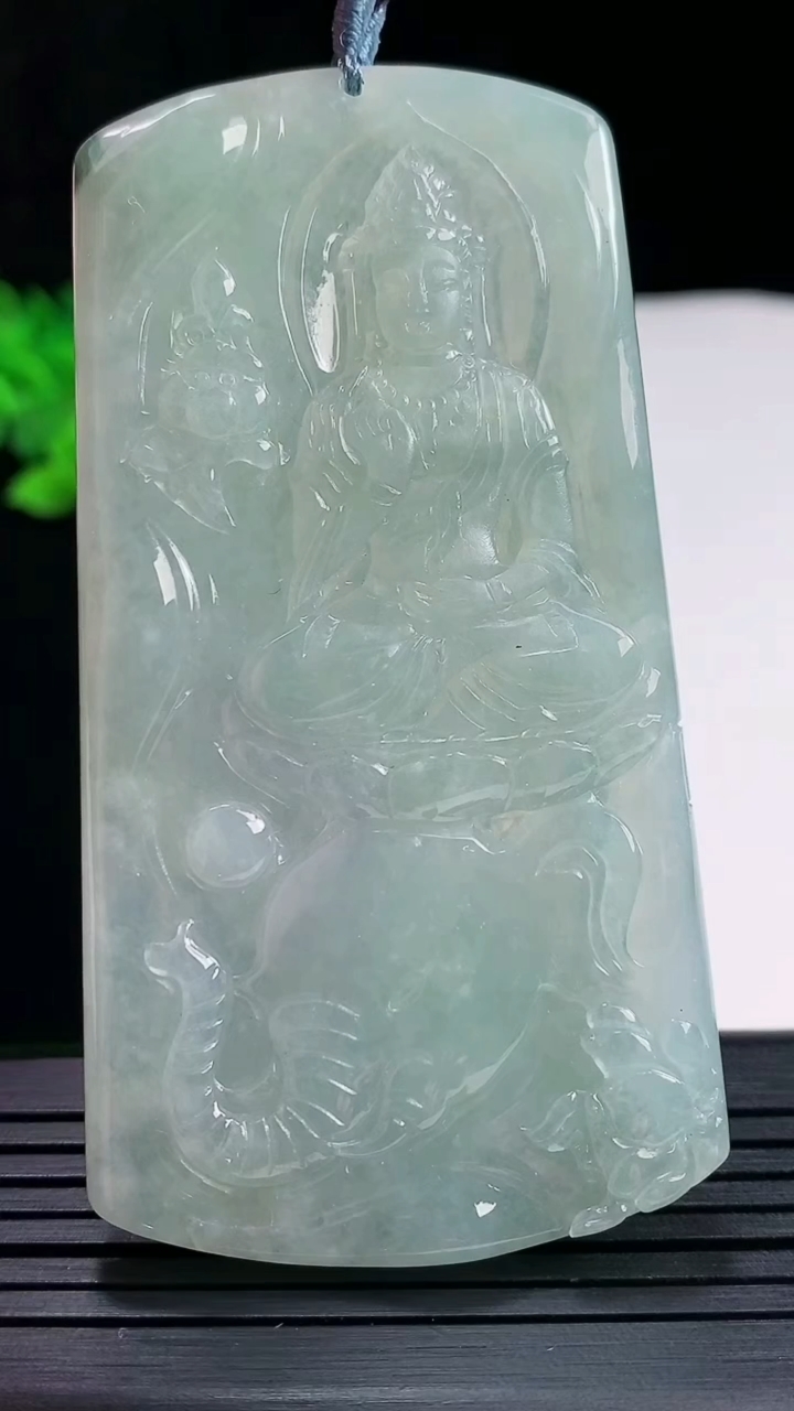 天然A货翡翠普贤菩萨吊坠，尺寸73-39-5.6重量:36.59g
5月26日