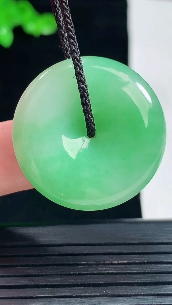 天然A货翡翠平安扣吊坠，尺寸29-6重量:10.67g
5月26日