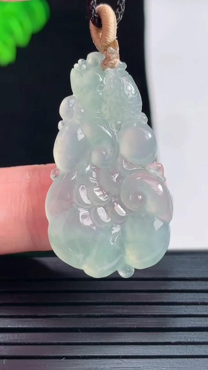 天然A货翡翠如意吊坠，尺寸36-20.6-4重量:5.39g
5月26日