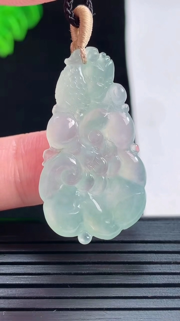 天然A货翡翠如意吊坠，尺寸36-20.6-4重量:5.39g
5月26日