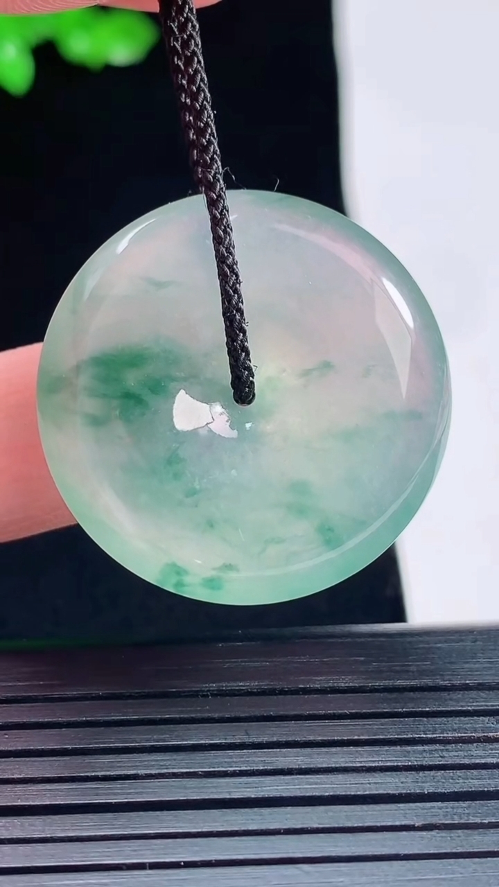 天然A货翡翠种飘花平安扣吊坠，尺寸30.5-6重量:11.84g
5月26日