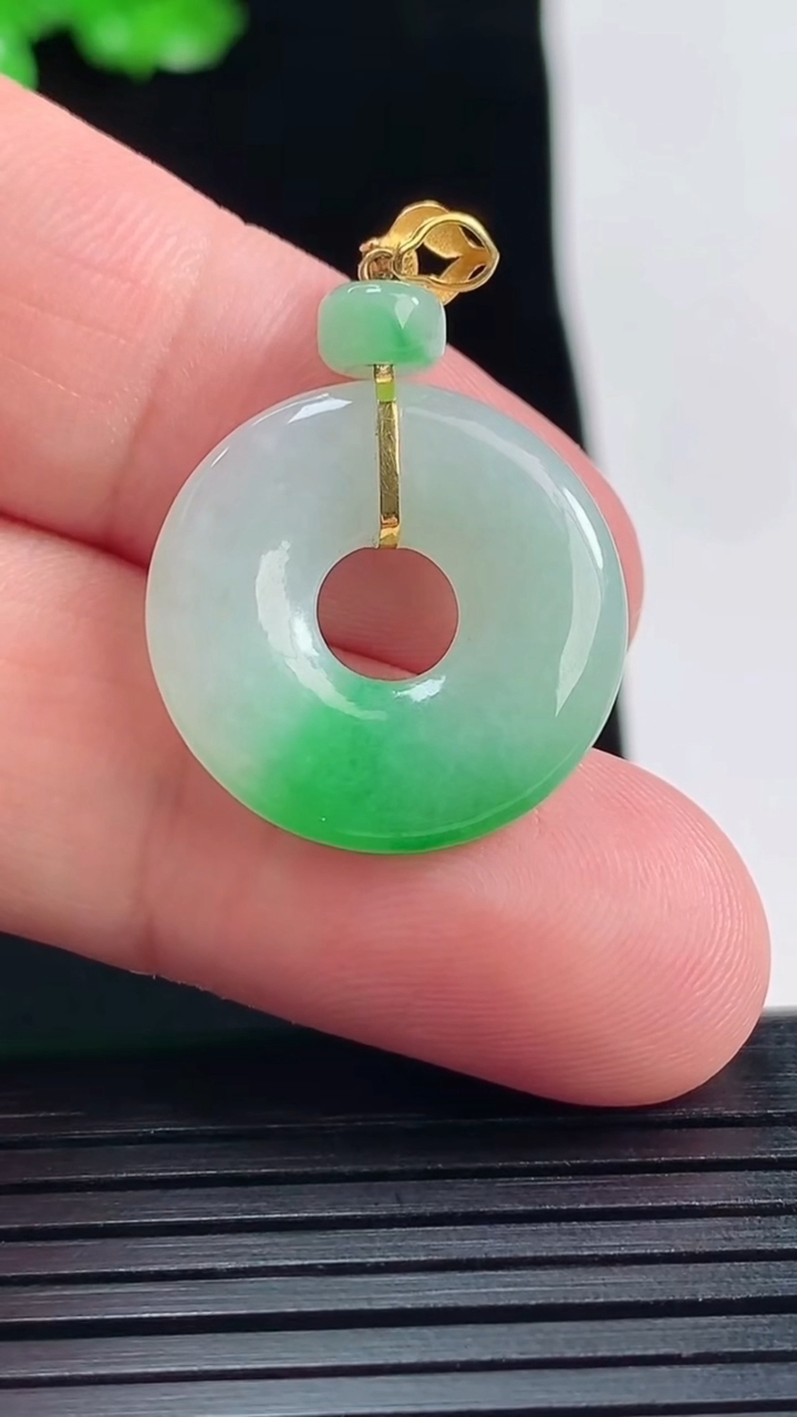 天然A货翡翠平安环吊坠，尺寸30-21-3.6重量:3.50g
5月26日