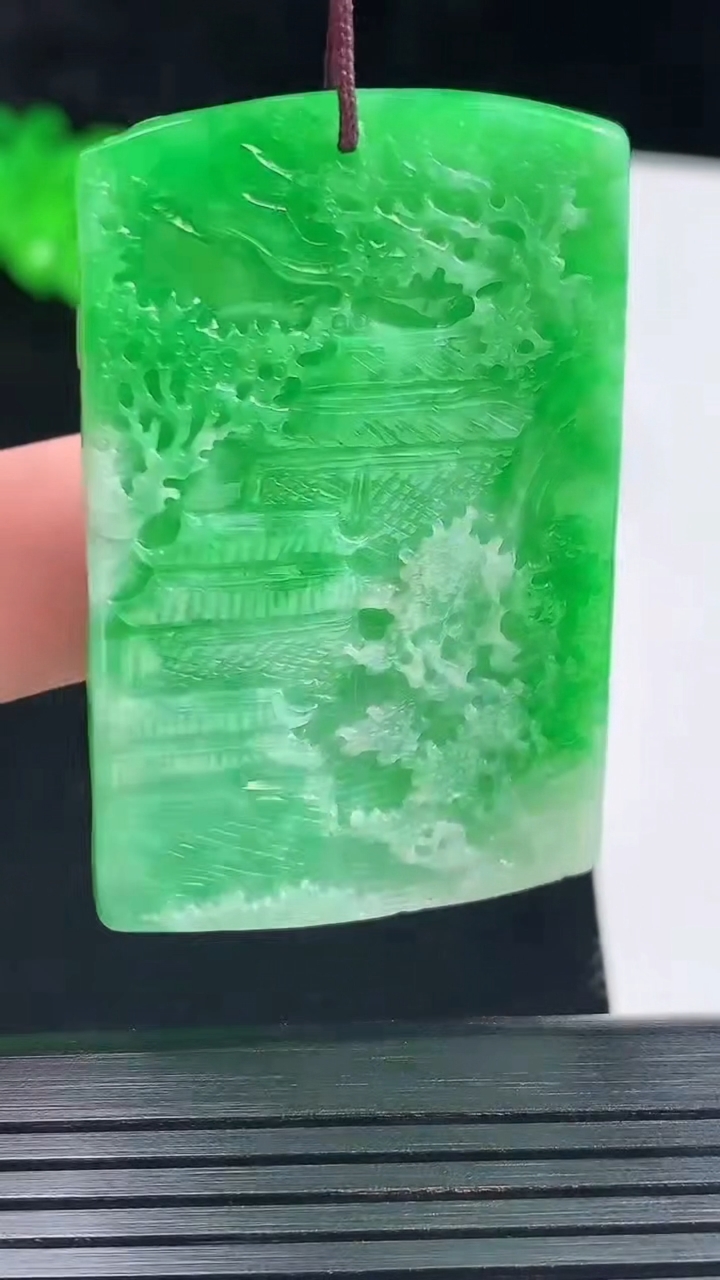 天然A货翡翠山水牌吊坠，尺寸50-32-7.8重量:26.37g
5月26日