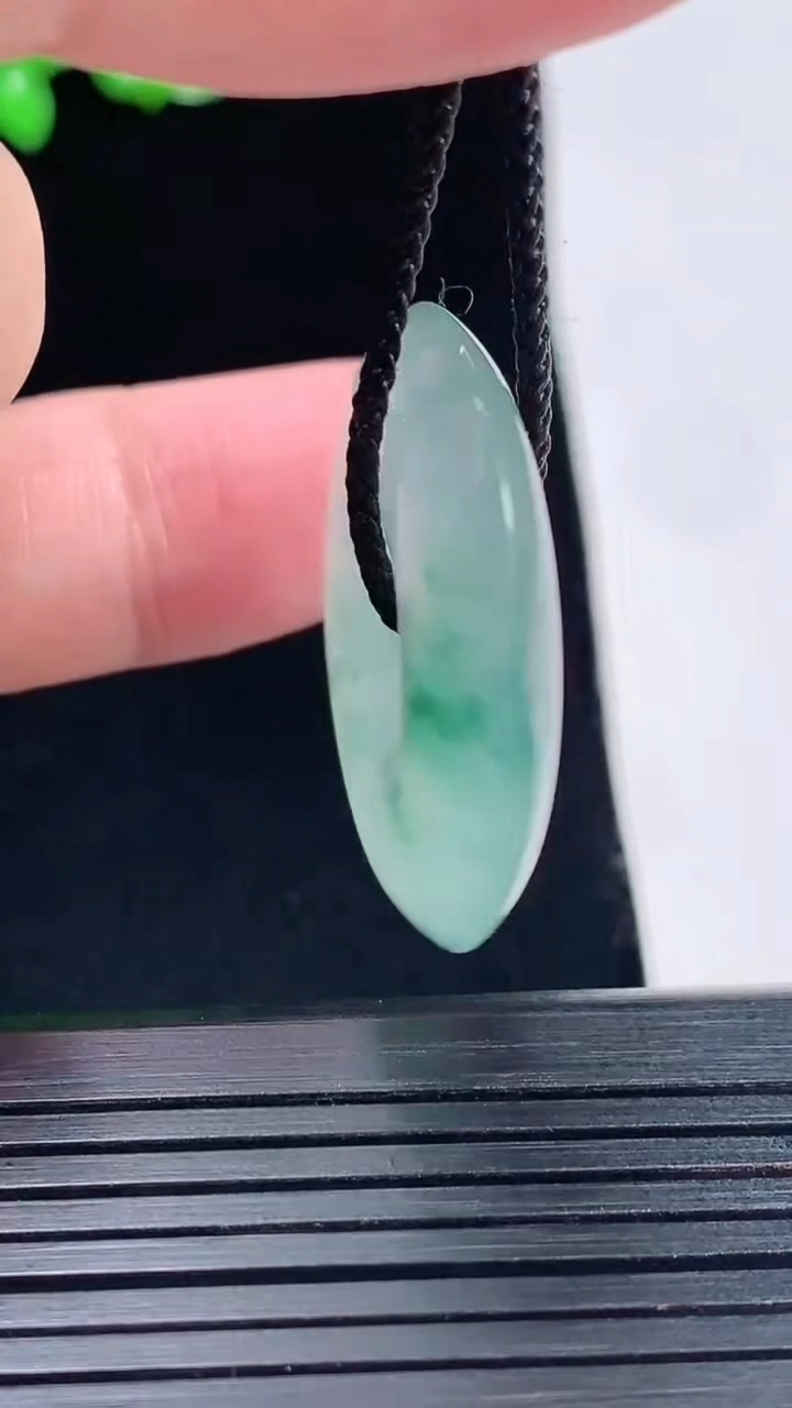 天然A货翡翠种飘花平安扣吊坠，尺寸30.5-6重量:11.84g
5月26日