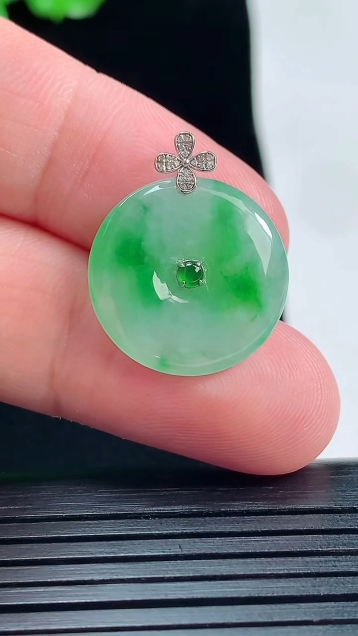 天然A货翡翠平安扣吊坠，尺寸23-19-3.8重量:2.89g
5月26日