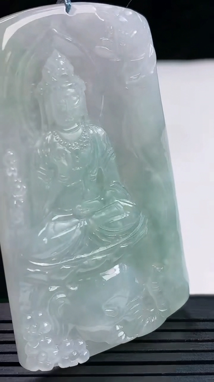 天然A货翡翠普贤菩萨吊坠，尺寸65-38.5-5.6重量:33.70g
5月26日