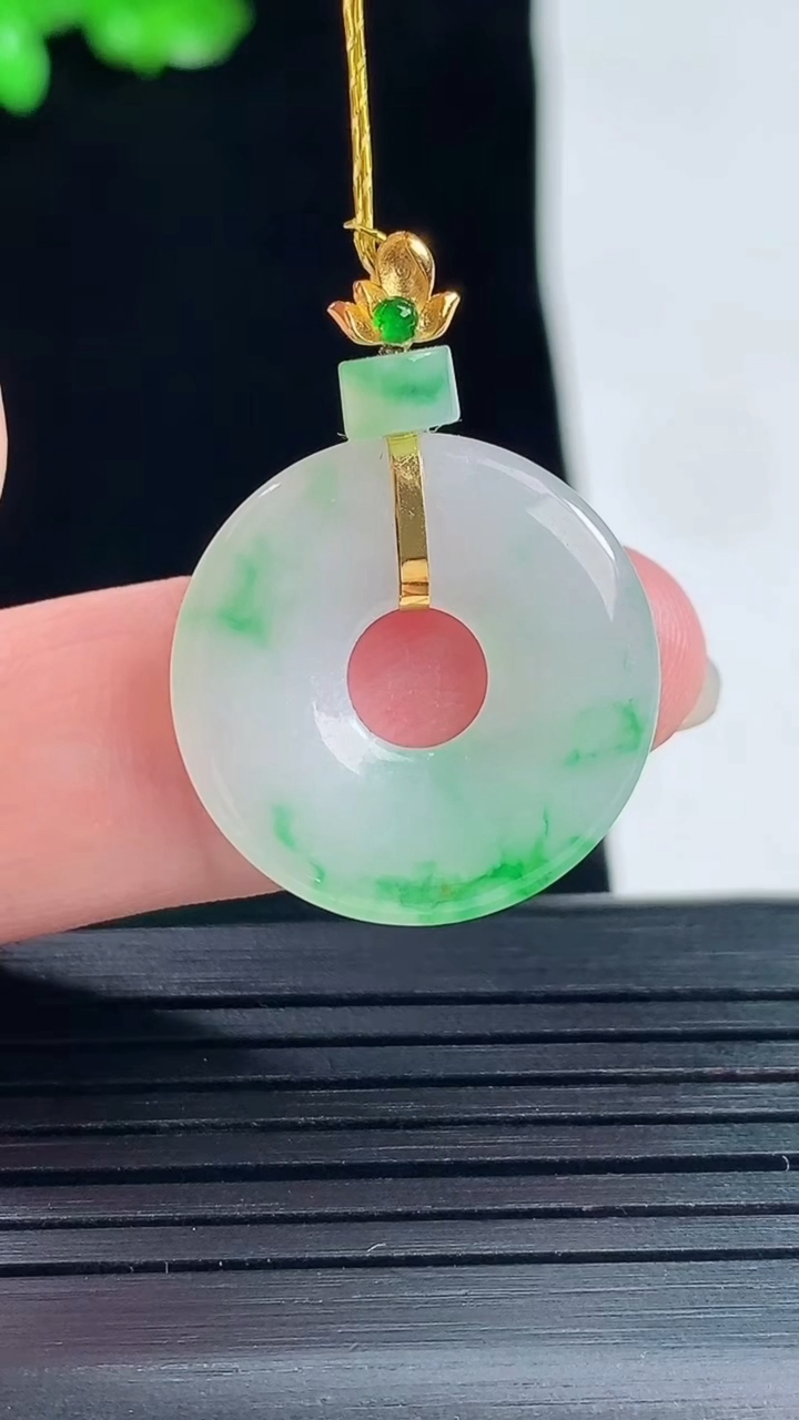 天然A货翡翠平安环吊坠，尺寸29.2-21-2.8重量:2.74g
5月26日