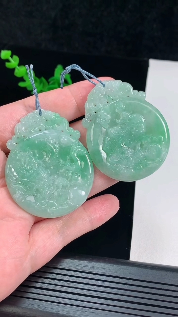 天然A货翡翠龙凤牌吊坠一对，尺寸54-43.6-5重量:50.05g
5月26日