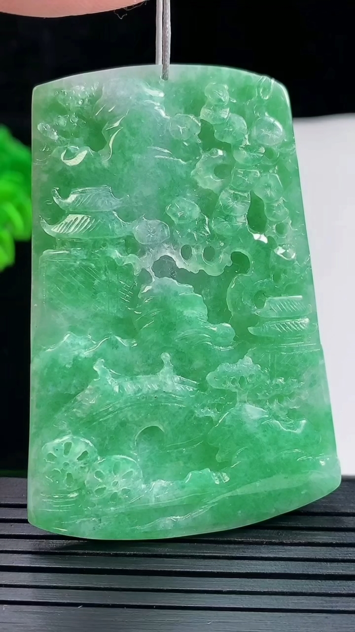 天然A货翡翠山水牌吊坠，尺寸62-42-5.8重量:31.60g
5月26日