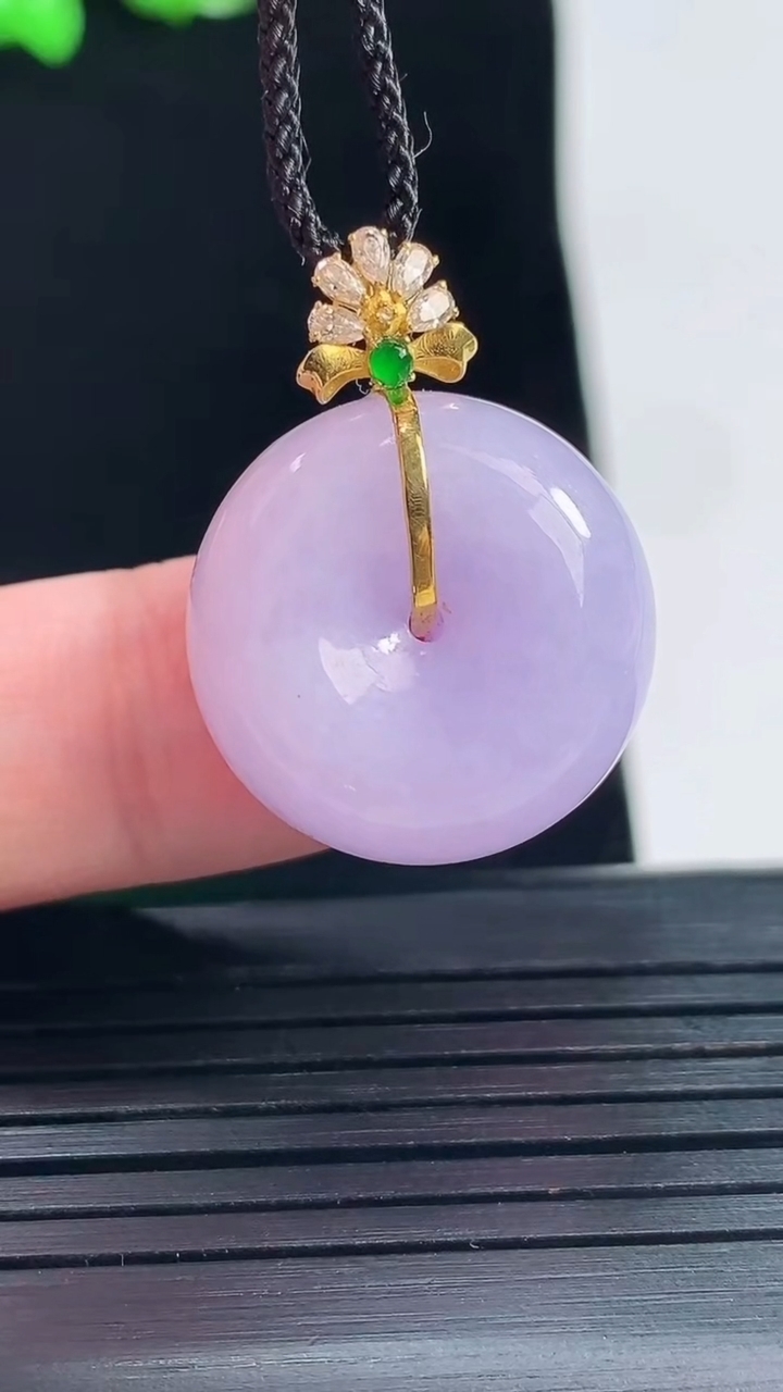 天然A货翡翠18k金紫罗兰平安扣吊坠，尺寸26-19.6-11重量:9.42g
5月26日