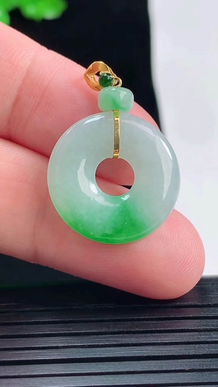 天然A货翡翠平安环吊坠，尺寸30-21-3.6重量:3.50g
5月26日