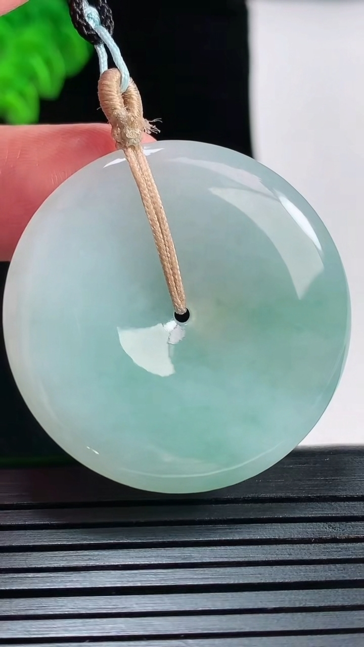 天然A货翡翠平安扣吊坠，尺寸37-5.6重量:16.68g
5月26日