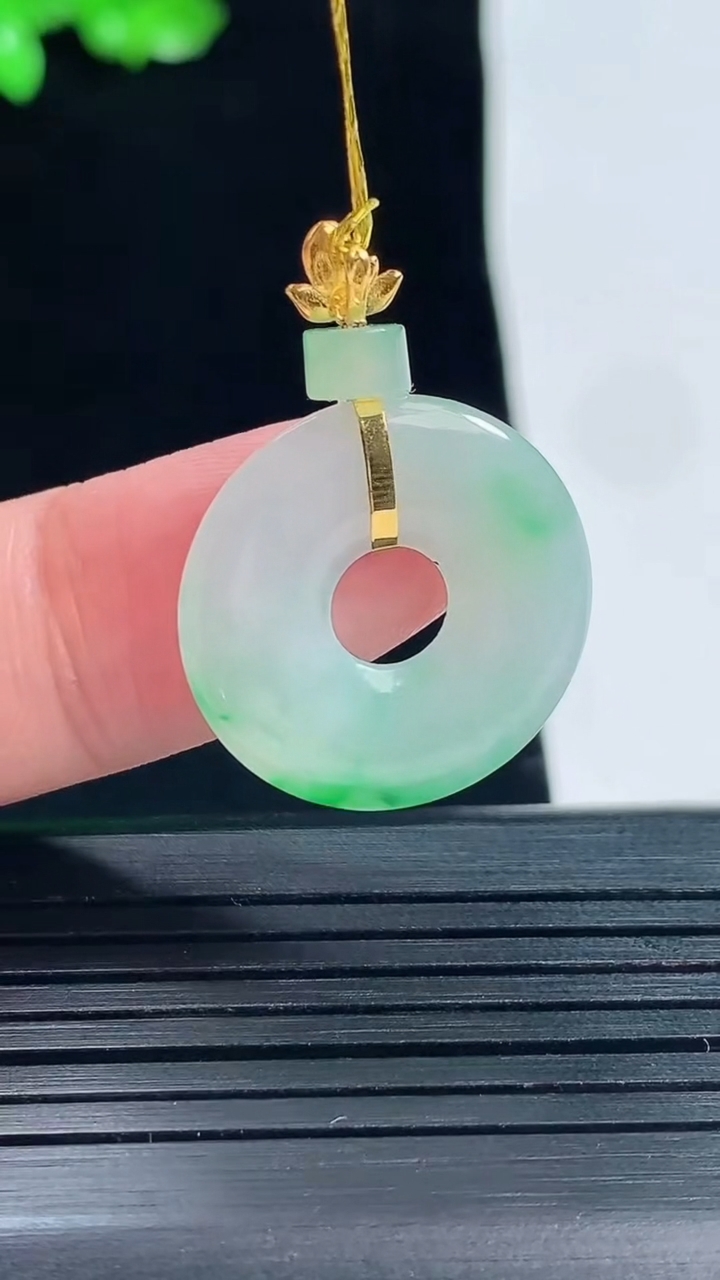 天然A货翡翠平安环吊坠，尺寸29.2-21-2.8重量:2.74g
5月26日