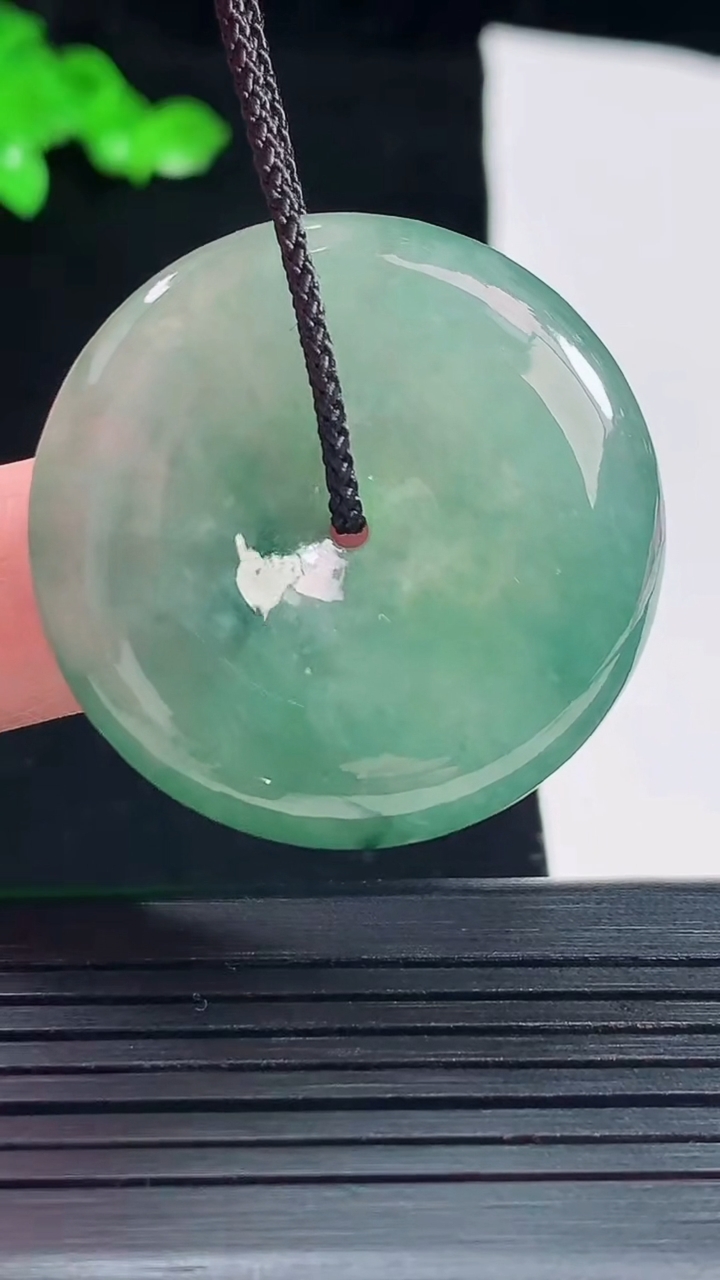 天然A货翡翠飘花平安扣吊坠，尺寸33.6-6.6重量:15.12g
5月26日