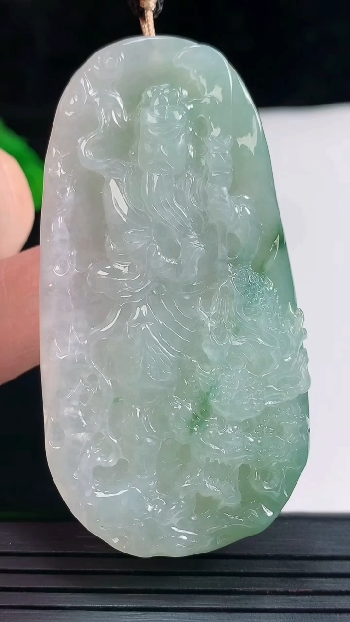 天然A货翡翠飘花御龙关公吊坠，尺寸63.5-33-9.2重量:36.46g
5月26日