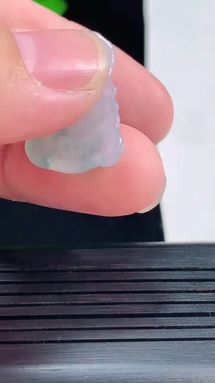 天然A货翡翠飘花宝宝佛吊坠，尺寸26-16-5.2重量:3.46g
5月26日