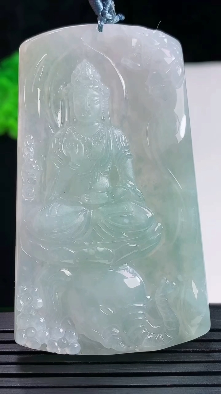 天然A货翡翠普贤菩萨吊坠，尺寸65-38.5-5.6重量:33.70g
5月26日