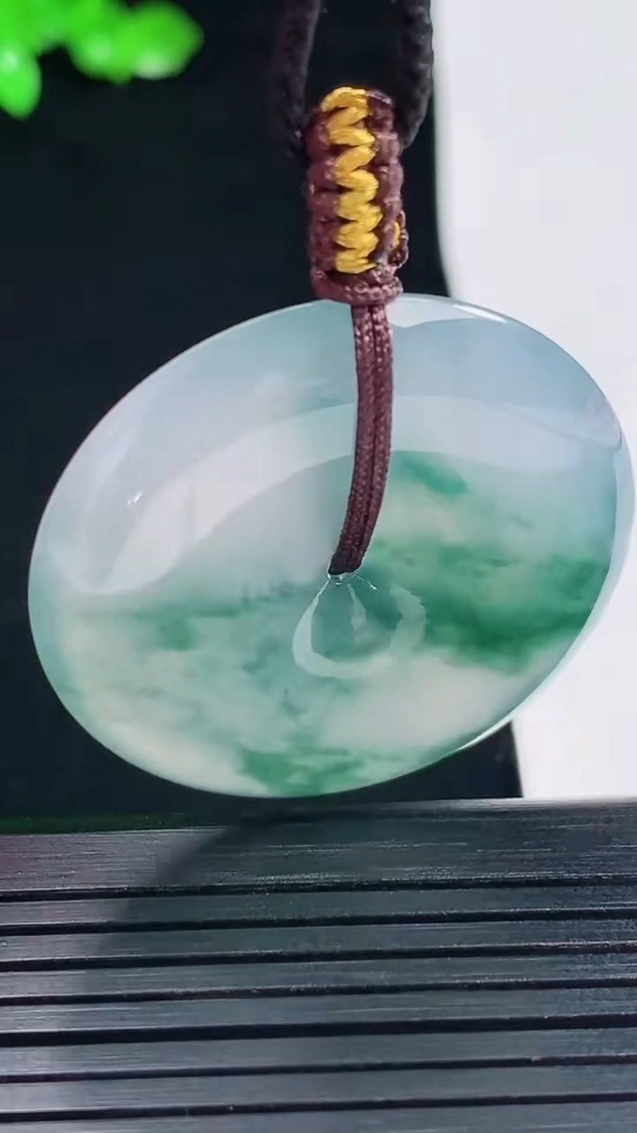 天然A货翡翠种飘花平安扣吊坠，尺寸35-5.5重量:14.07g
5月26日