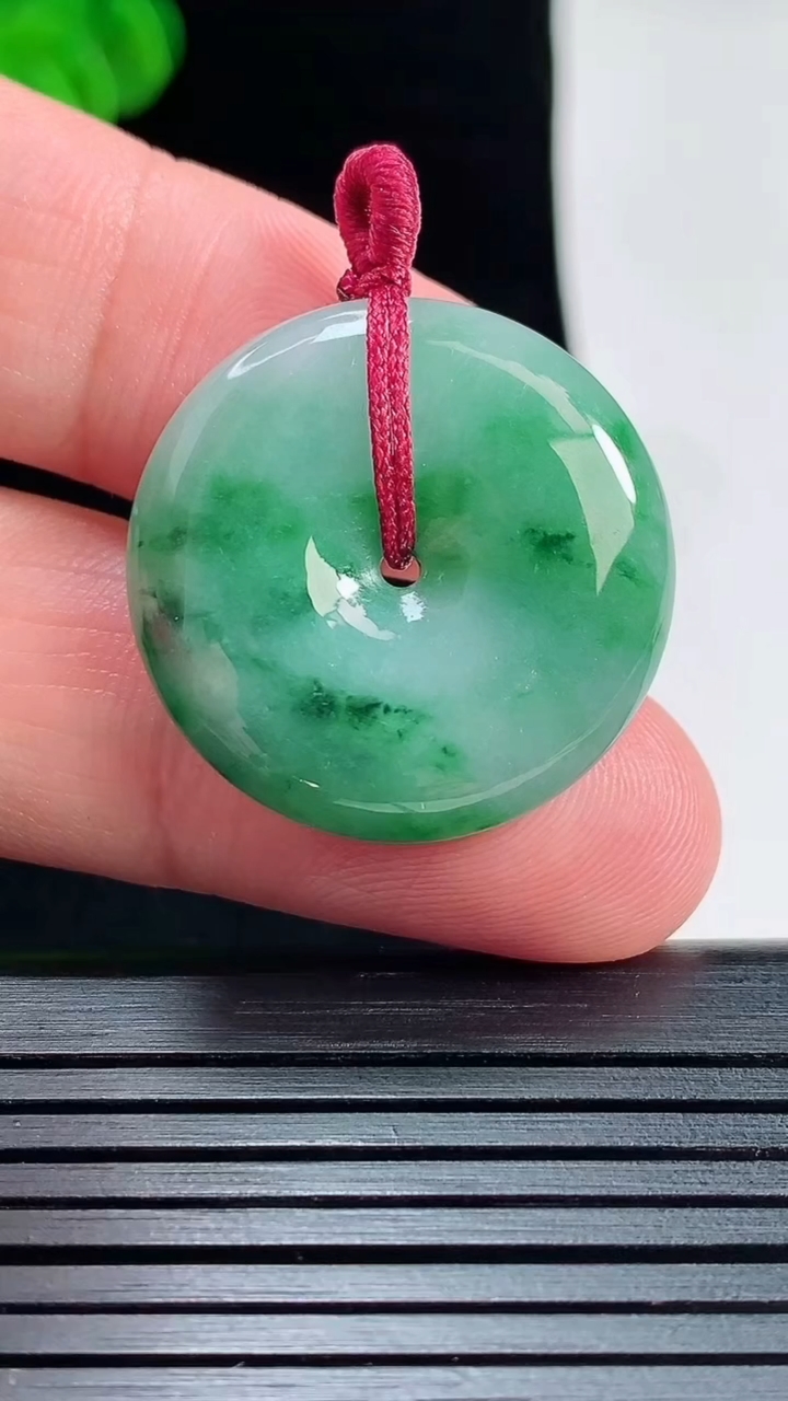 天然A货翡翠平安扣吊坠，尺寸25-6重量:8.74g
5月26日