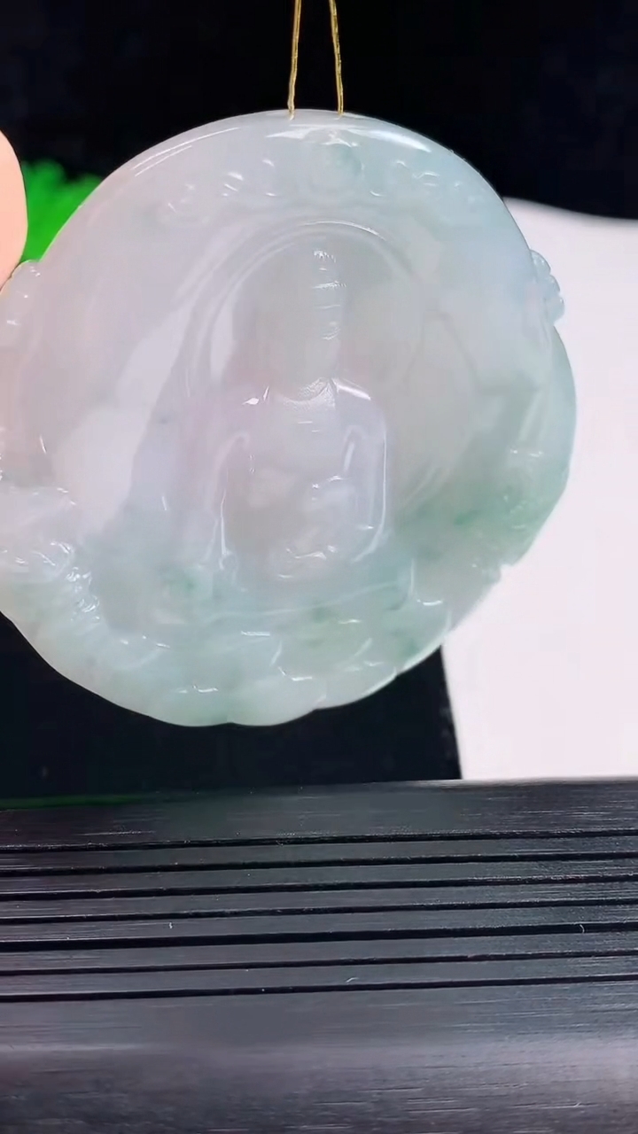 天然A货翡翠飘花阿弥陀佛吊坠，尺寸55-5.8重量:38.37g
5月26日