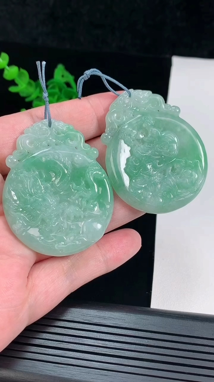 天然A货翡翠龙凤牌吊坠一对，尺寸54-43.6-5重量:50.05g
5月26日