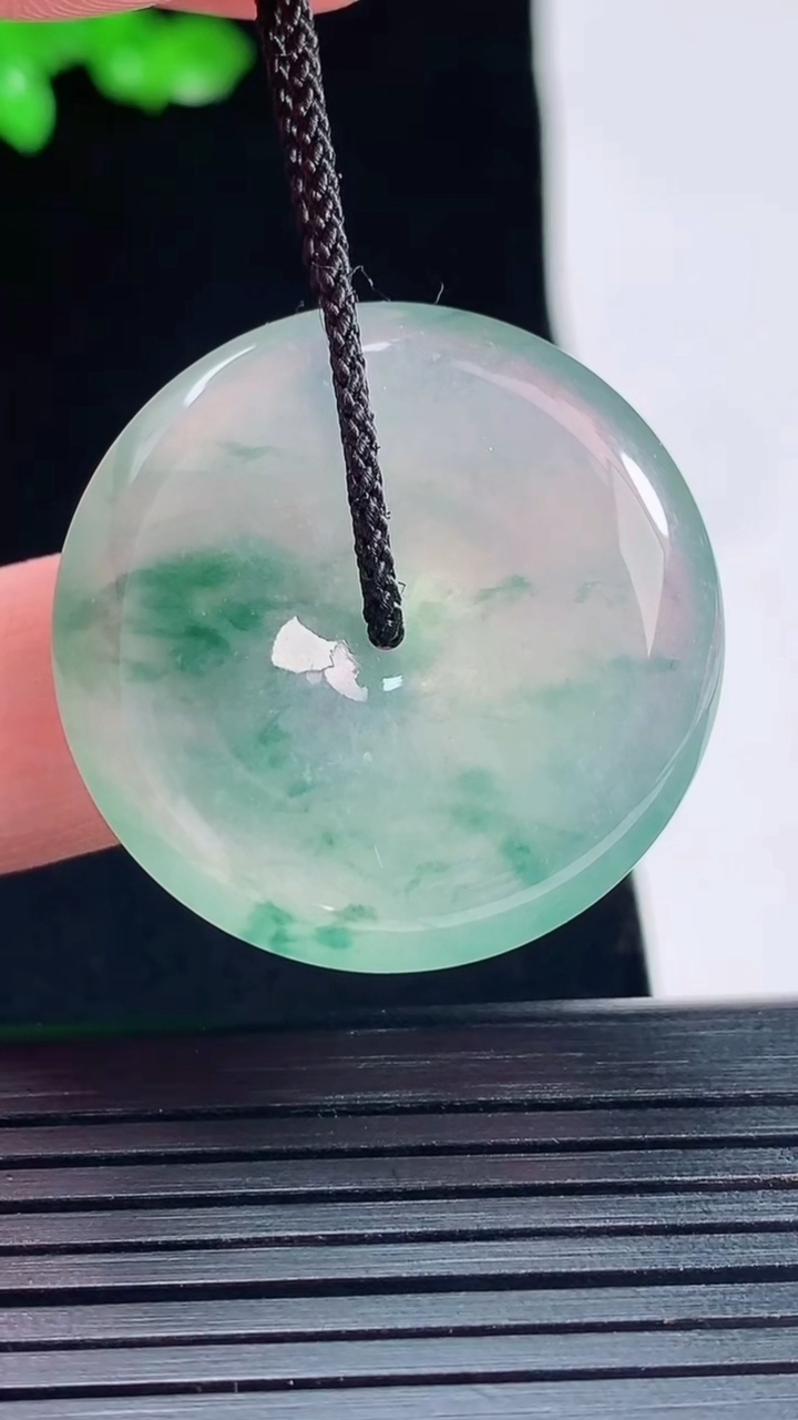 天然A货翡翠种飘花平安扣吊坠，尺寸30.5-6重量:11.84g
5月26日