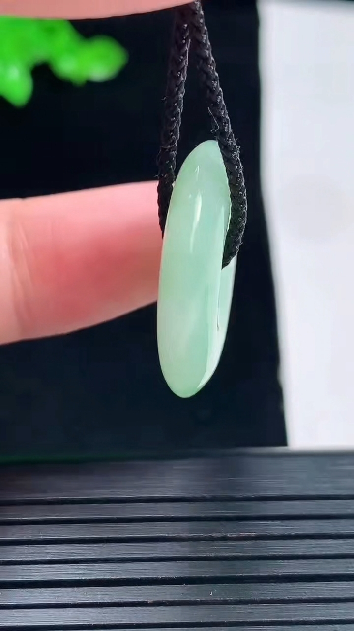 天然A货翡翠平安扣吊坠，尺寸25-5.2重量:7.10g
5月26日