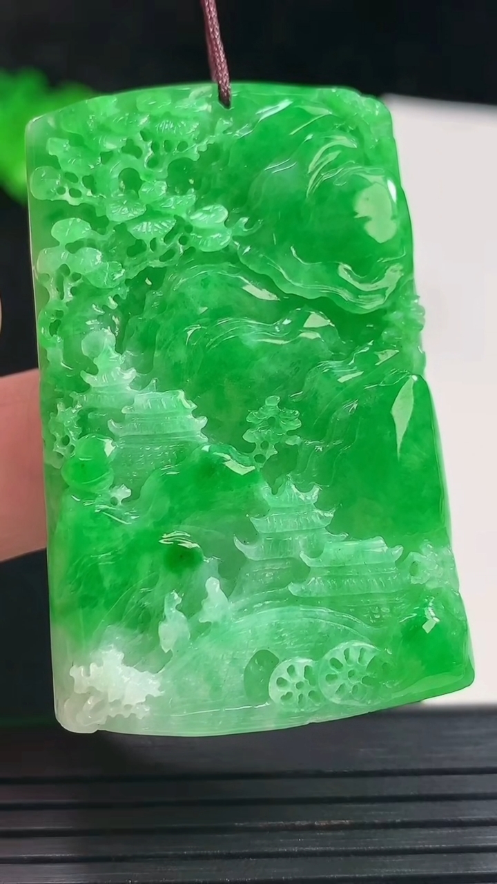 天然A货翡翠山水牌吊坠，尺寸50-32-7.8重量:26.37g
5月26日