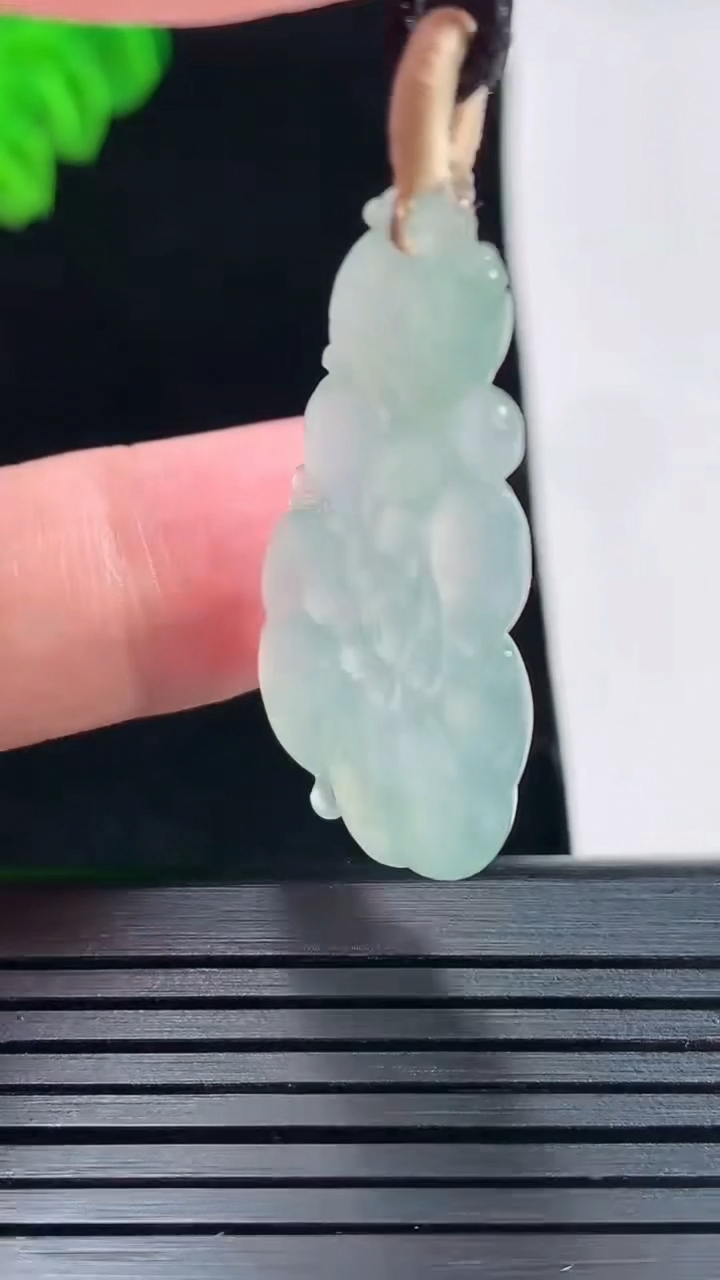 天然A货翡翠如意吊坠，尺寸36-20.6-4重量:5.39g
5月26日