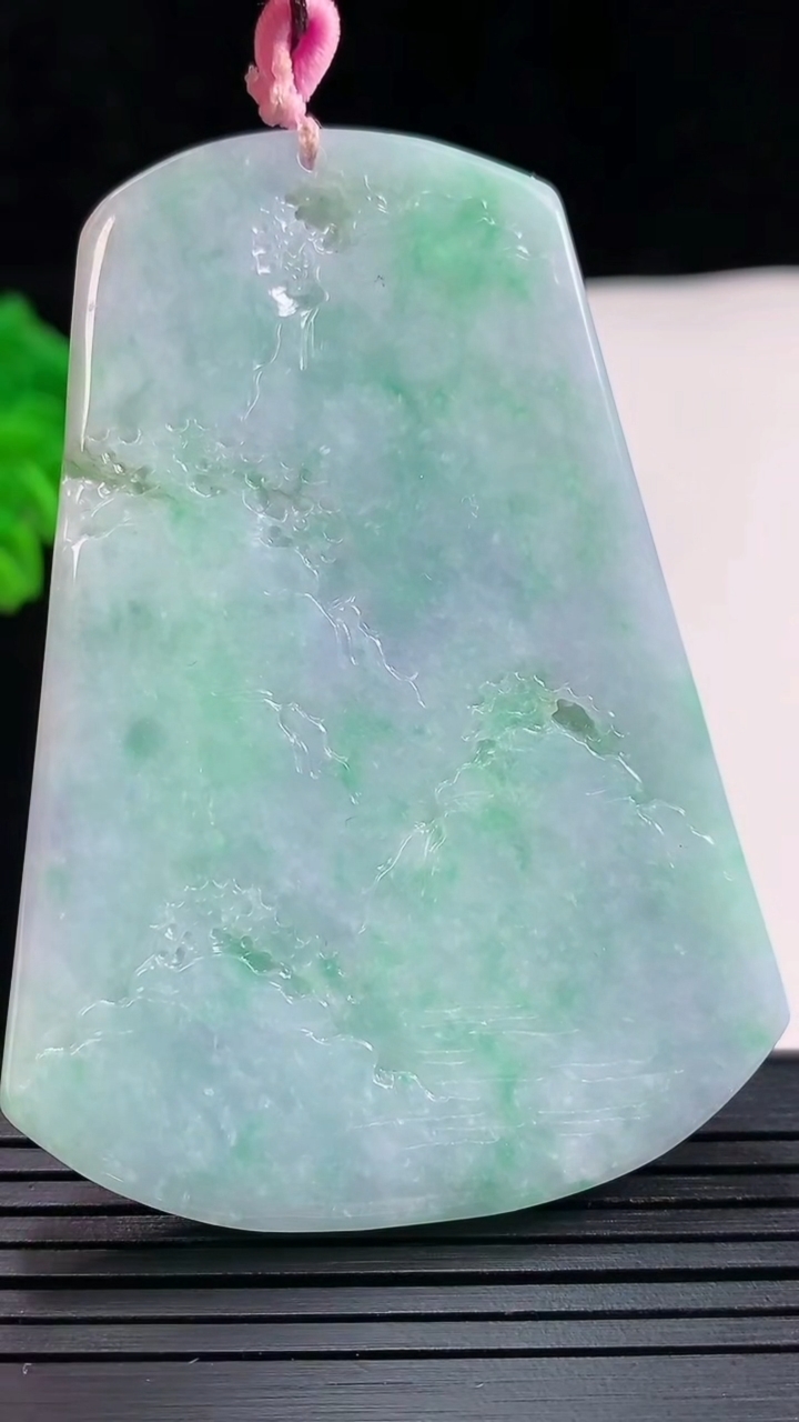 天然A货翡翠山水牌吊坠，尺寸65.9-47-6重量:41.71g
5月26日
