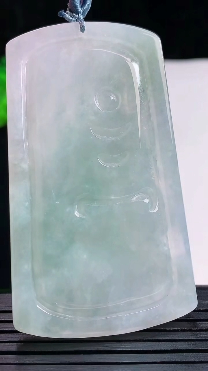 天然A货翡翠普贤菩萨吊坠，尺寸65-38.5-5.6重量:33.70g
5月26日