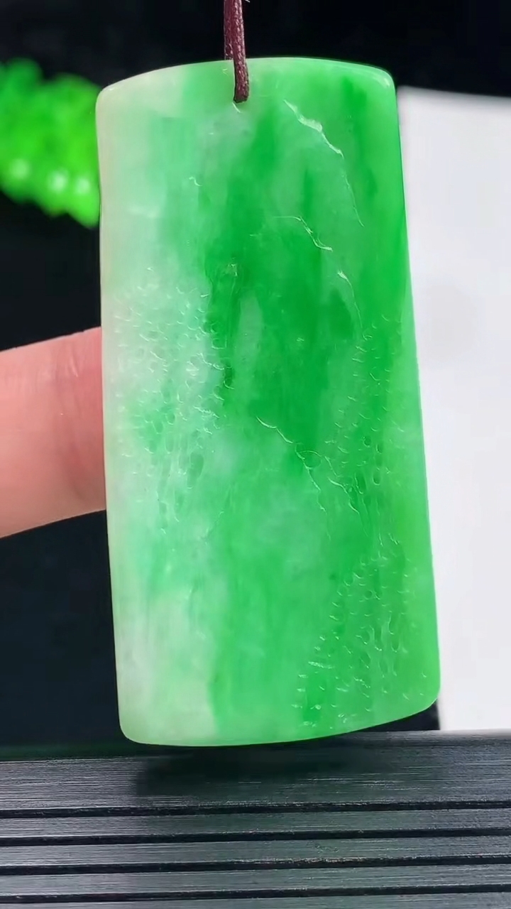 天然A货翡翠山水牌吊坠，尺寸52-25.8-5.5重量:19.19g
5月26日