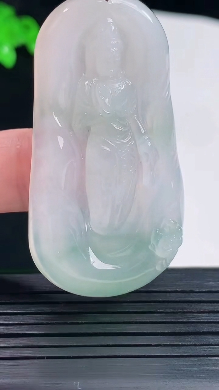 天然A货翡翠观音菩萨吊坠，尺寸53-28-5.8重量:18.79g
5月26日