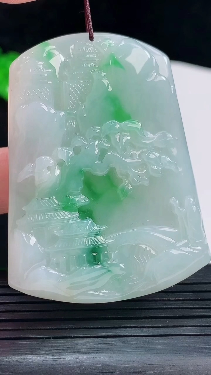 天然A货翡翠山水牌吊坠，尺寸58.6-45-7.2重量:38.87g
5月26日