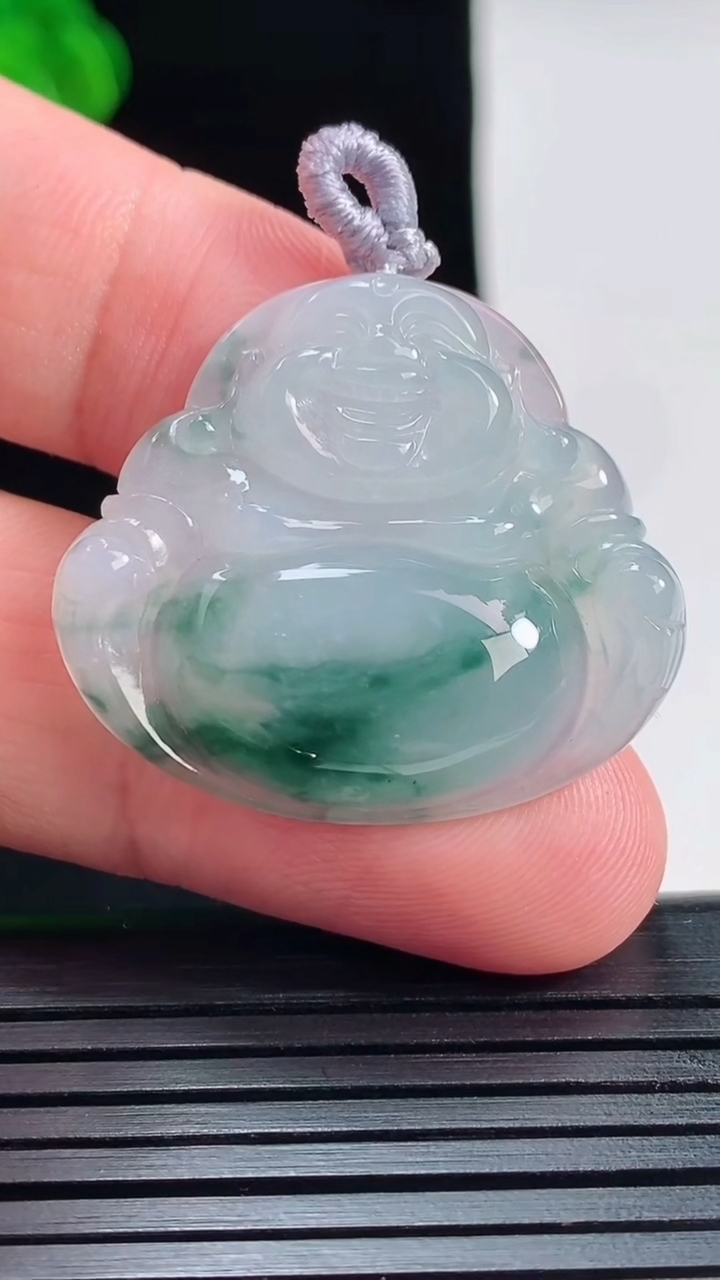 天然A货翡翠飘花佛公吊坠，尺寸28-32-5.8重量:8.34g
5月26日
