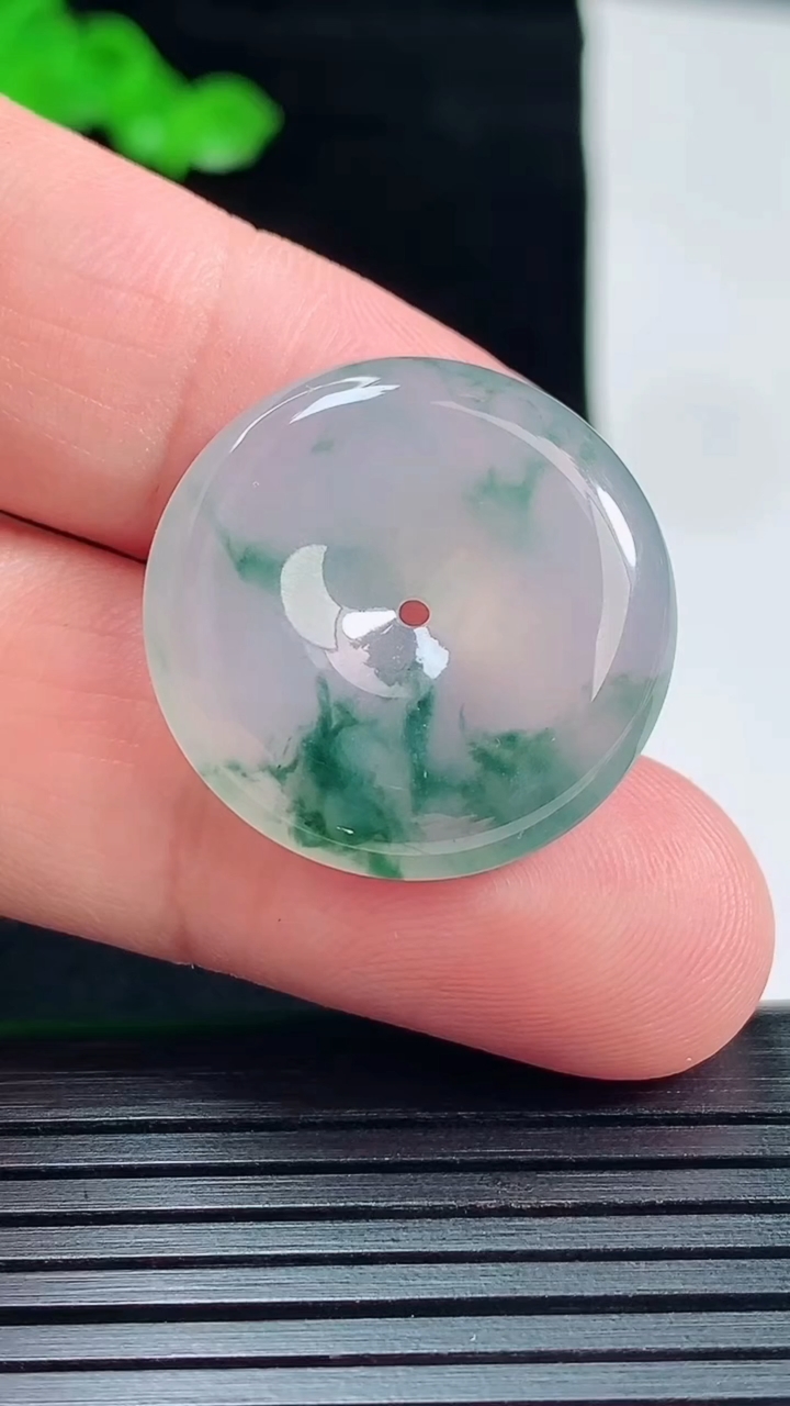 天然A货翡翠冰种飘花平安扣吊坠，尺寸24.2-5.6重量:6.64g
5月26日