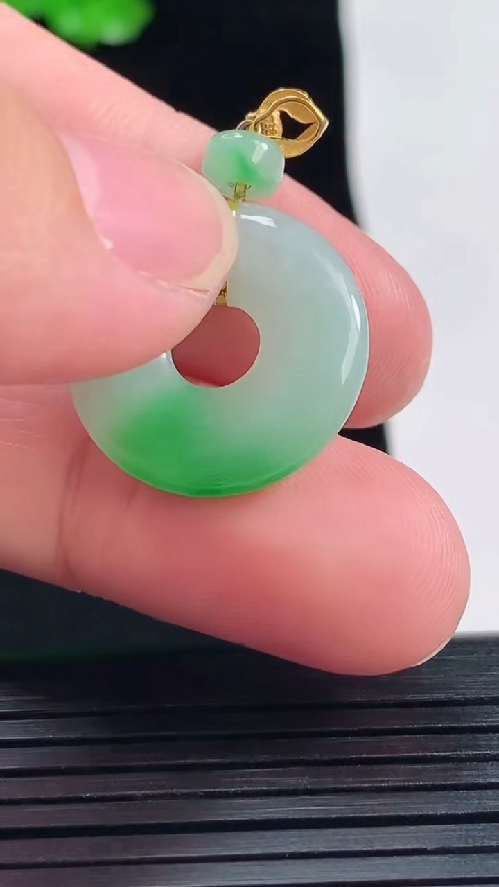 天然A货翡翠平安环吊坠，尺寸30-21-3.6重量:3.50g
5月26日