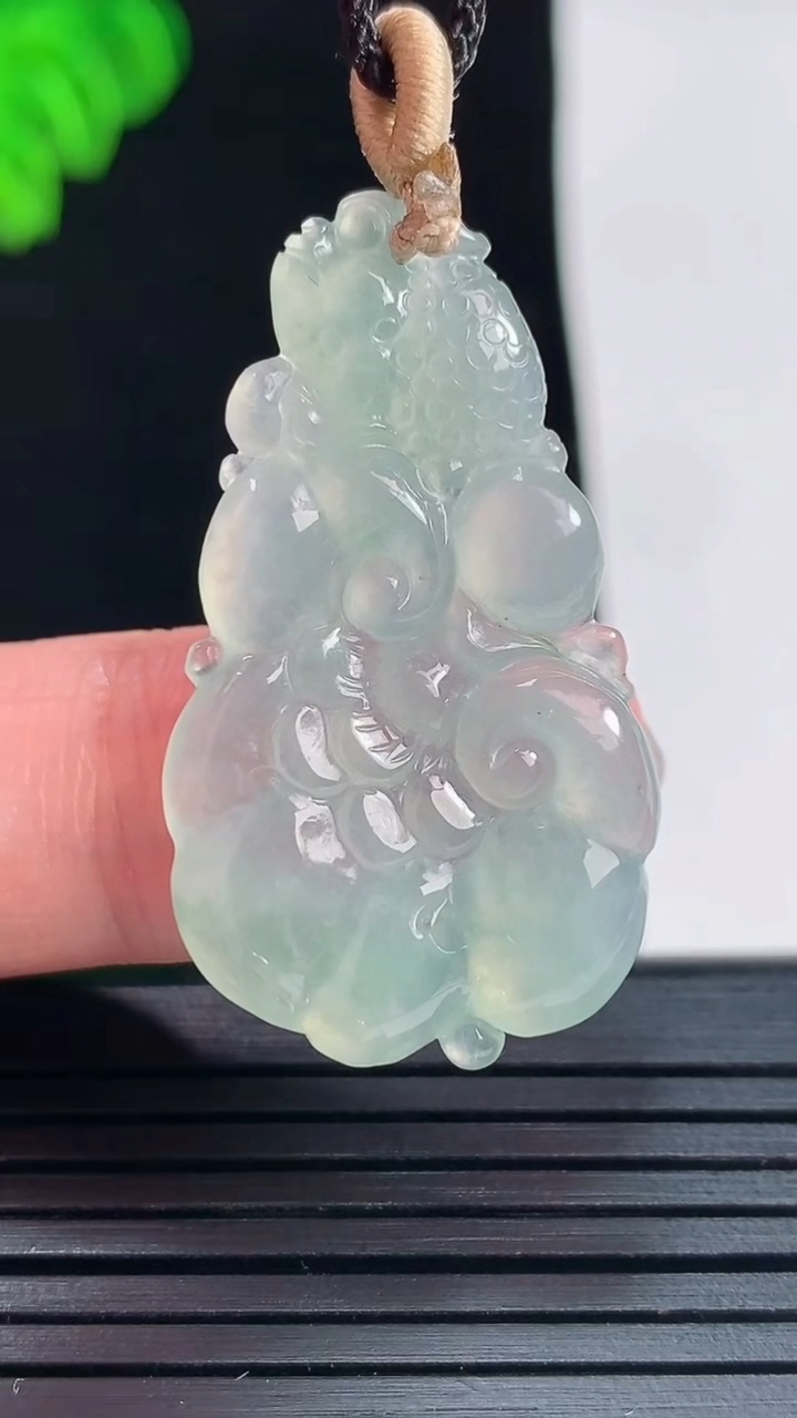 天然A货翡翠如意吊坠，尺寸36-20.6-4重量:5.39g
5月26日