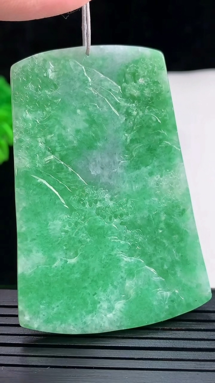 天然A货翡翠山水牌吊坠，尺寸62-42-5.8重量:31.60g
5月26日