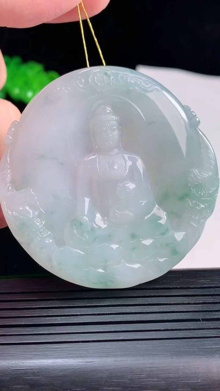 天然A货翡翠飘花阿弥陀佛吊坠，尺寸55-5.8重量:38.37g
5月26日