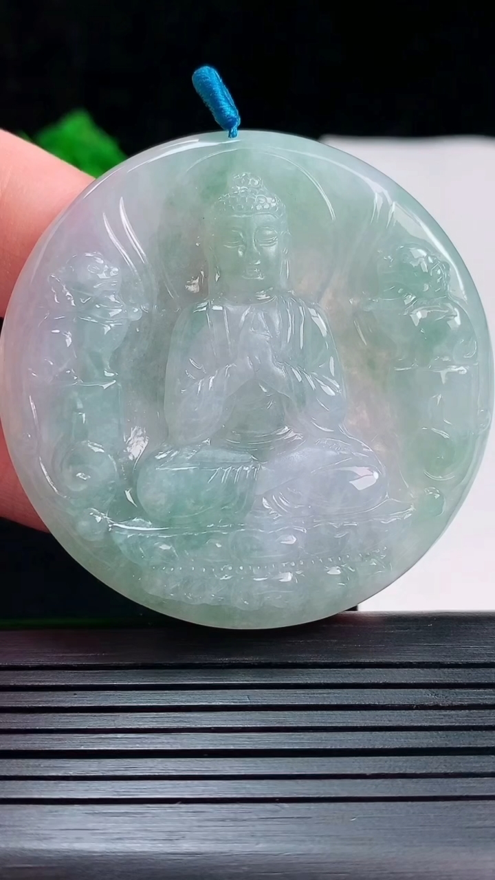 天然A货翡翠大日如来佛吊坠，尺寸53-5.5重量:31.15g
5月26日