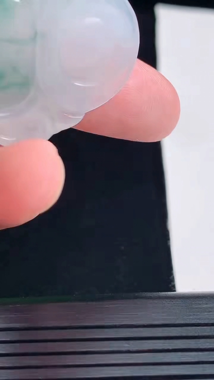 天然A货翡翠冰种飘花佛公吊坠，尺寸32-34-6重量:10.15g
5月26日