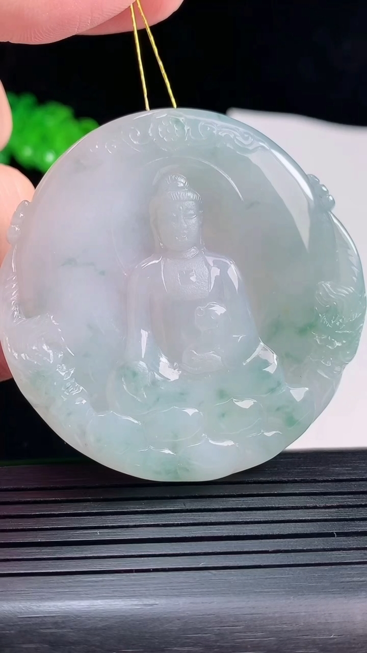天然A货翡翠飘花阿弥陀佛吊坠，尺寸55-5.8重量:38.37g
5月26日